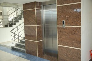 淋浴设施、免费洗浴用品、吹风机、毛巾