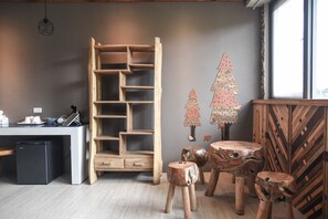 デラックス 4 人部屋 | 客室ごとに異なる装飾、デスク、遮光カーテン、防音設備