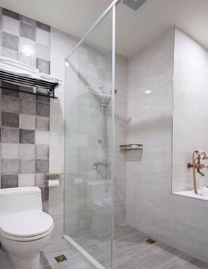 Habitación cuádruple Deluxe | Baño | Amenidades de baño gratuitas, secadora de cabello, pantuflas, toallas 
