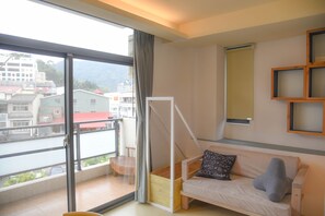 Deluxe-Vierbettzimmer | Individuell dekoriert, Schreibtisch, Verdunkelungsvorhänge