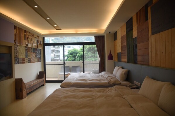 スタンダード 4 人部屋 | 客室ごとに異なる装飾、デスク、遮光カーテン、防音設備