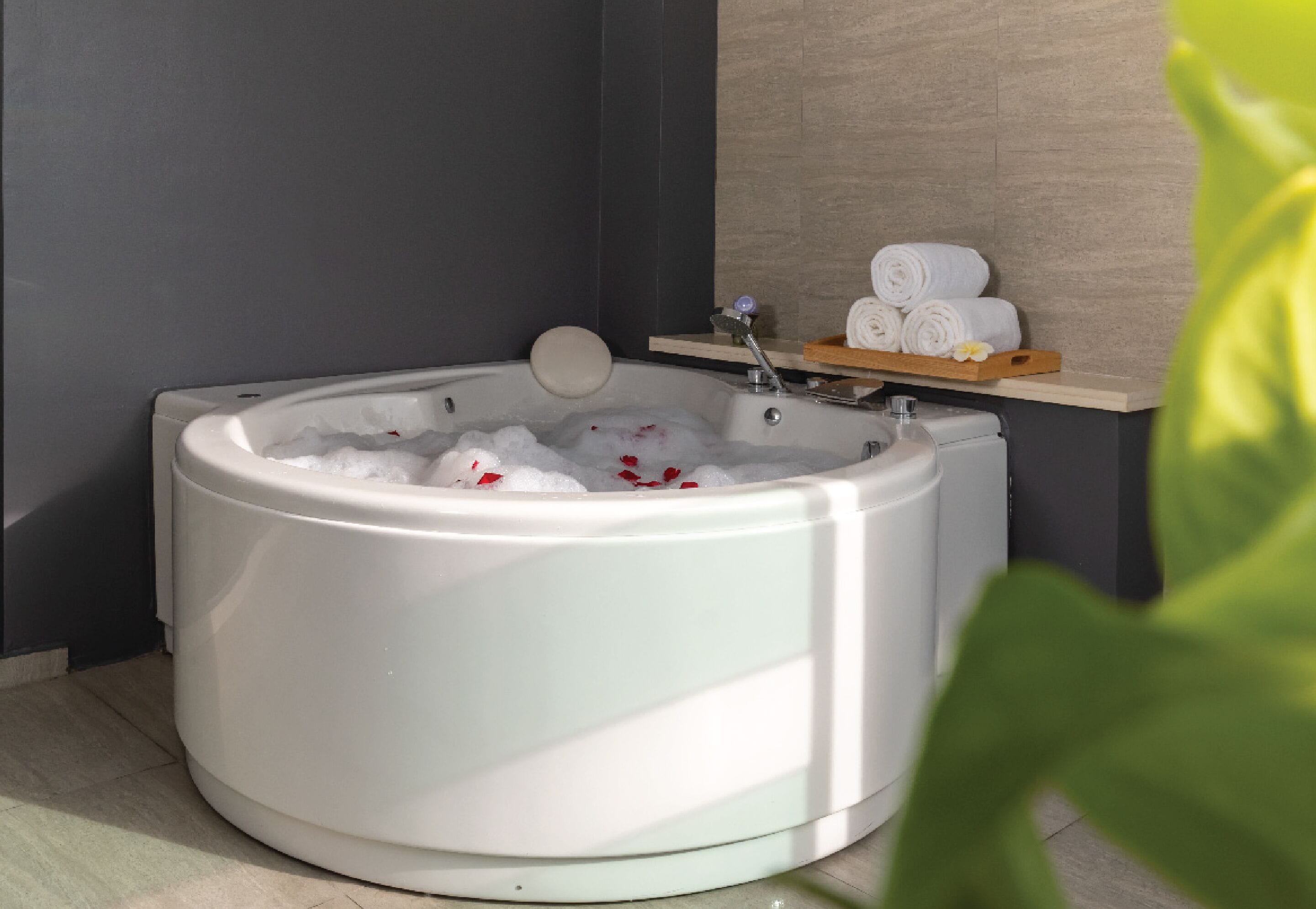 Grand Jacuzzi Suite with Balcony | Allergitestet sengetøy, minibar, safe på rommet og skrivebord
