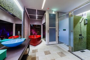 Separate bathtub and shower, free toiletries, hair dryer, slippers - TY Motel (Taoyuan City)