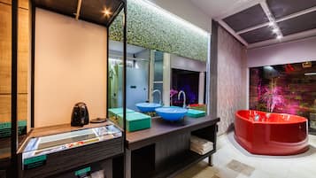 Bañera y ducha independientes y artículos de higiene personal gratuitos