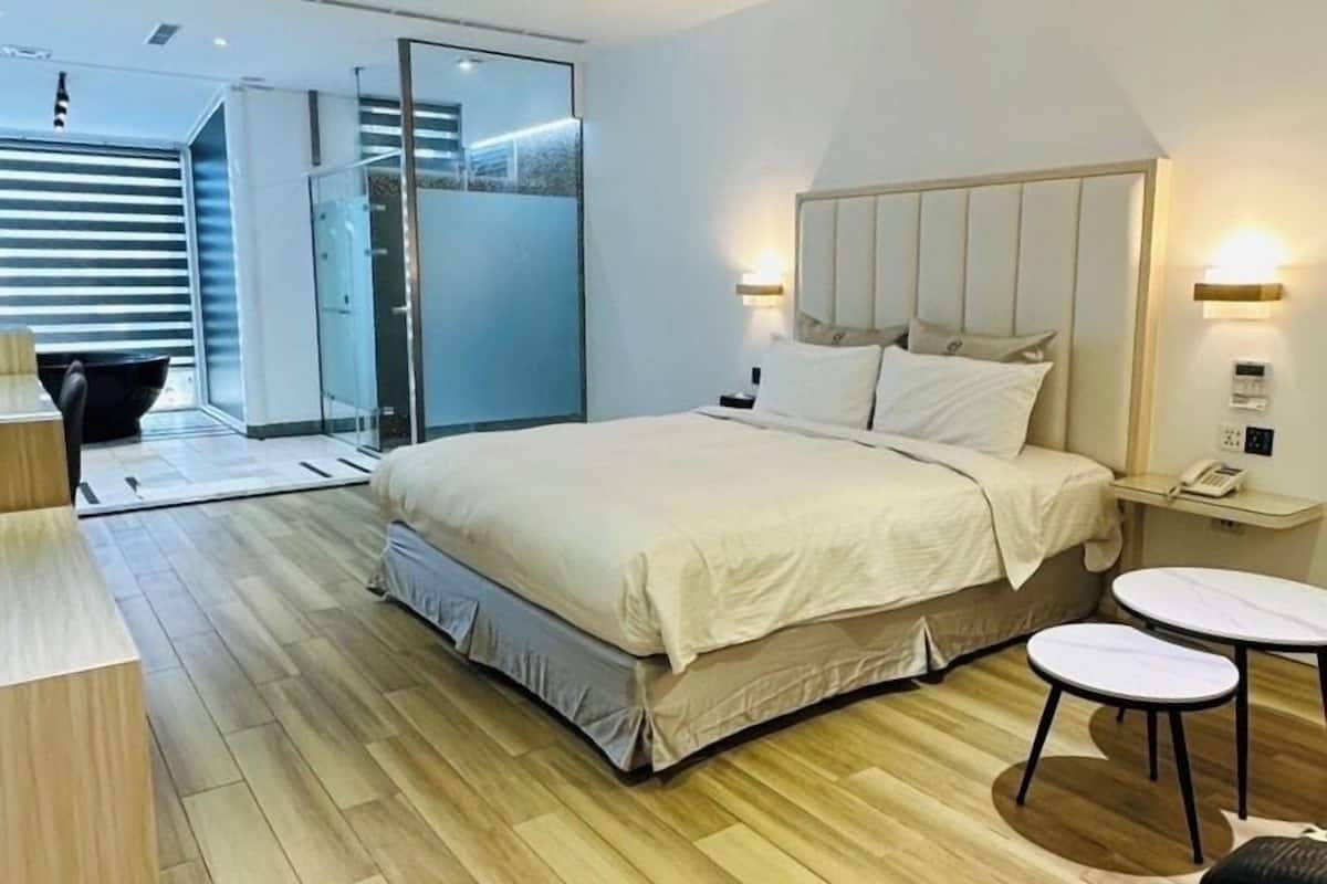 Deluxe Double Room | Escritorio, sistema de insonorización, wifi gratis y ropa de cama