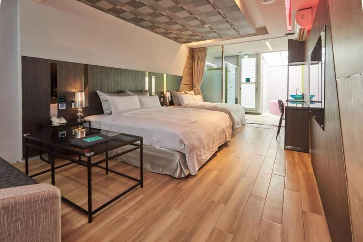 Family Quadruple Room | Desk, soundproofing, free WiFi, bed sheets