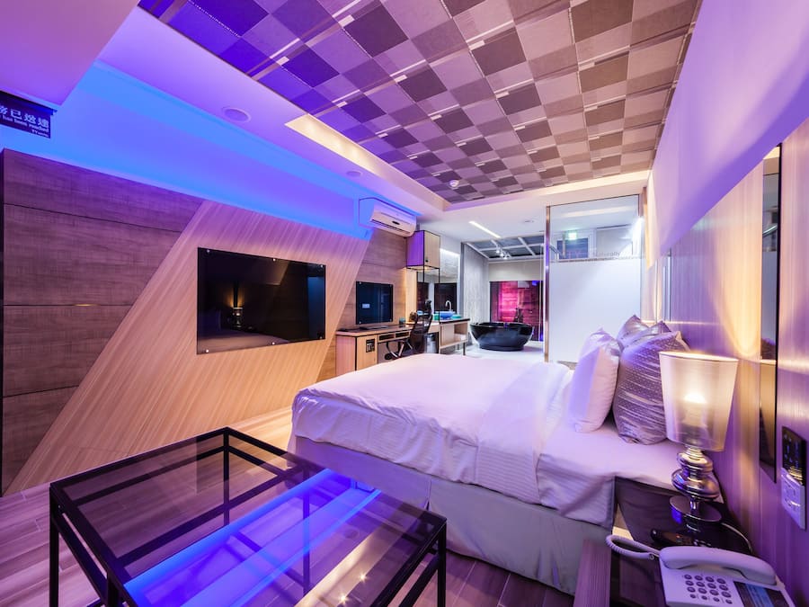 Desk, soundproofing, free WiFi, bed sheets