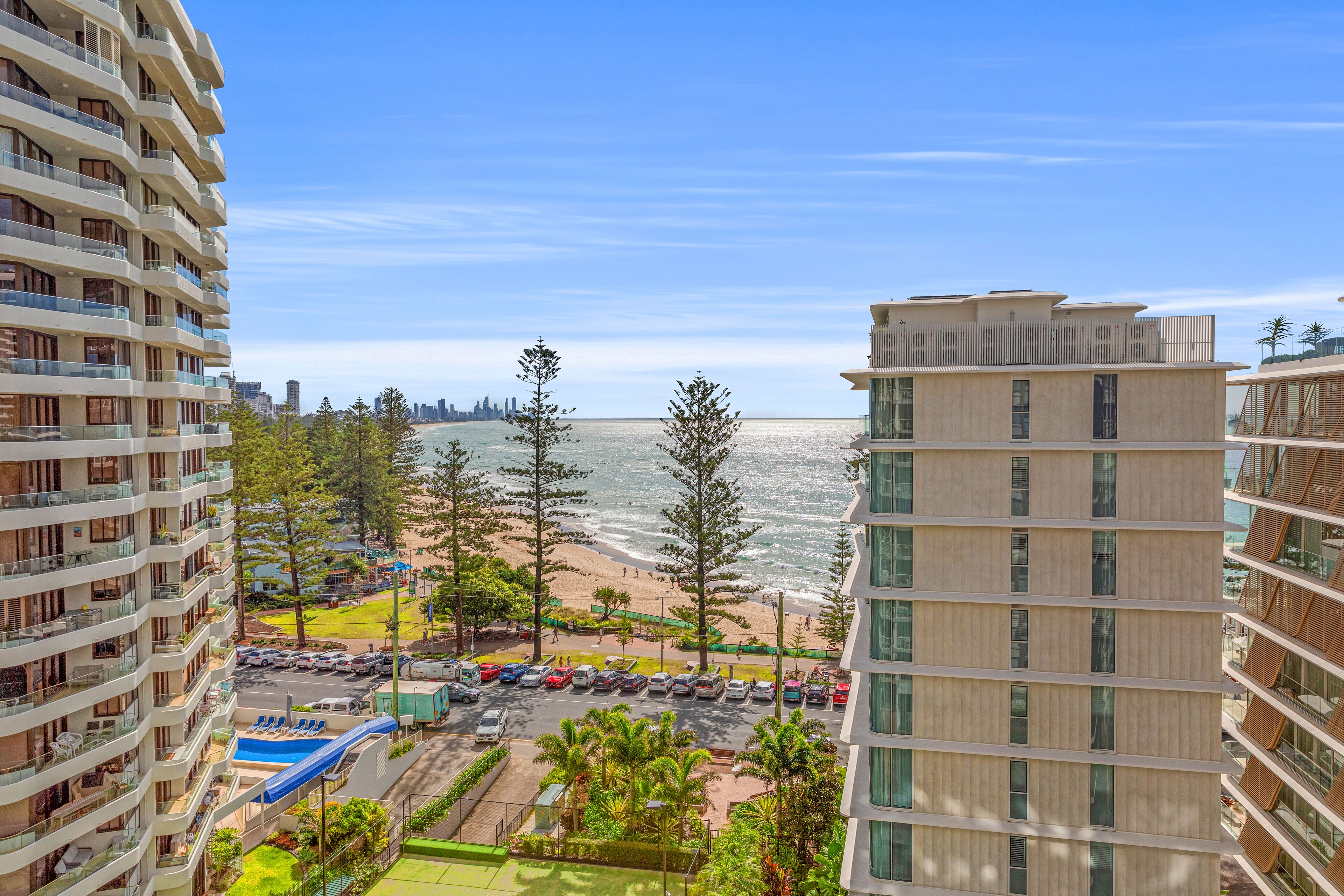Hotel alto com vista para a praia, com estacionamento e piscina.
