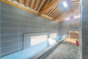 Shower, free toiletries, slippers, bidet - Canopus Resort Pension (Seogwipo)