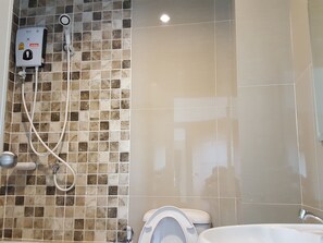 Studio Deluxe | Salle de bain | Douche, articles de toilette (gratuits), serviettes fournies