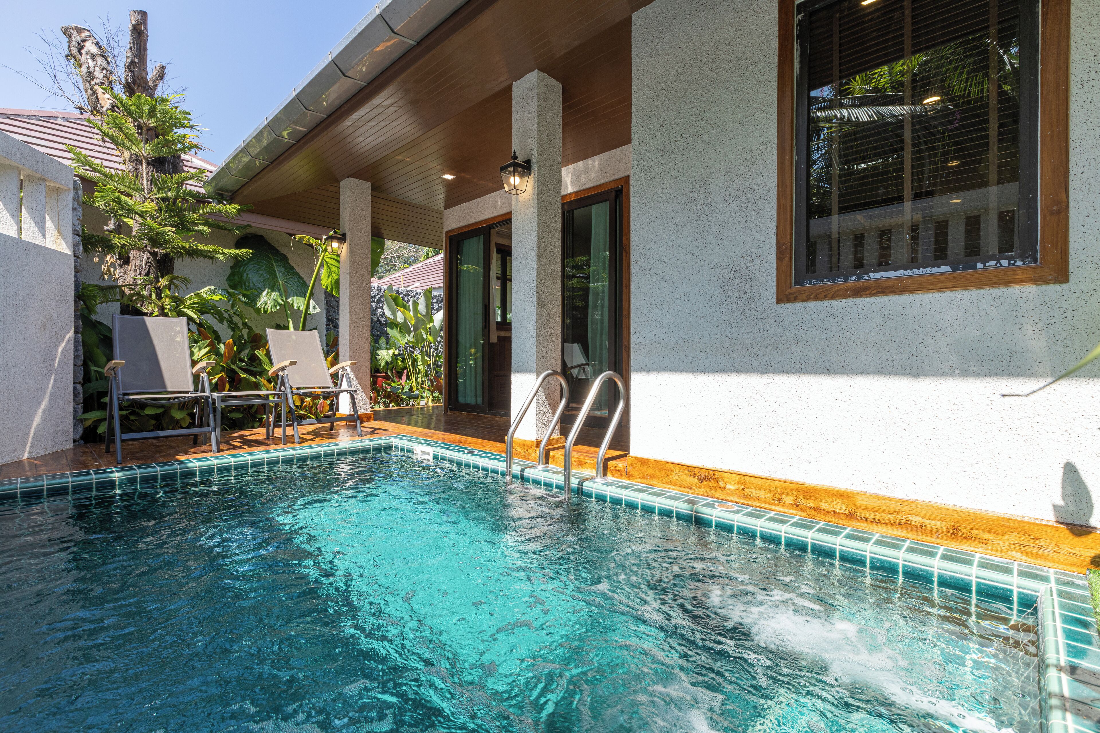 Minibar, coffres-forts dans les chambres, bureau, rideaux occultants