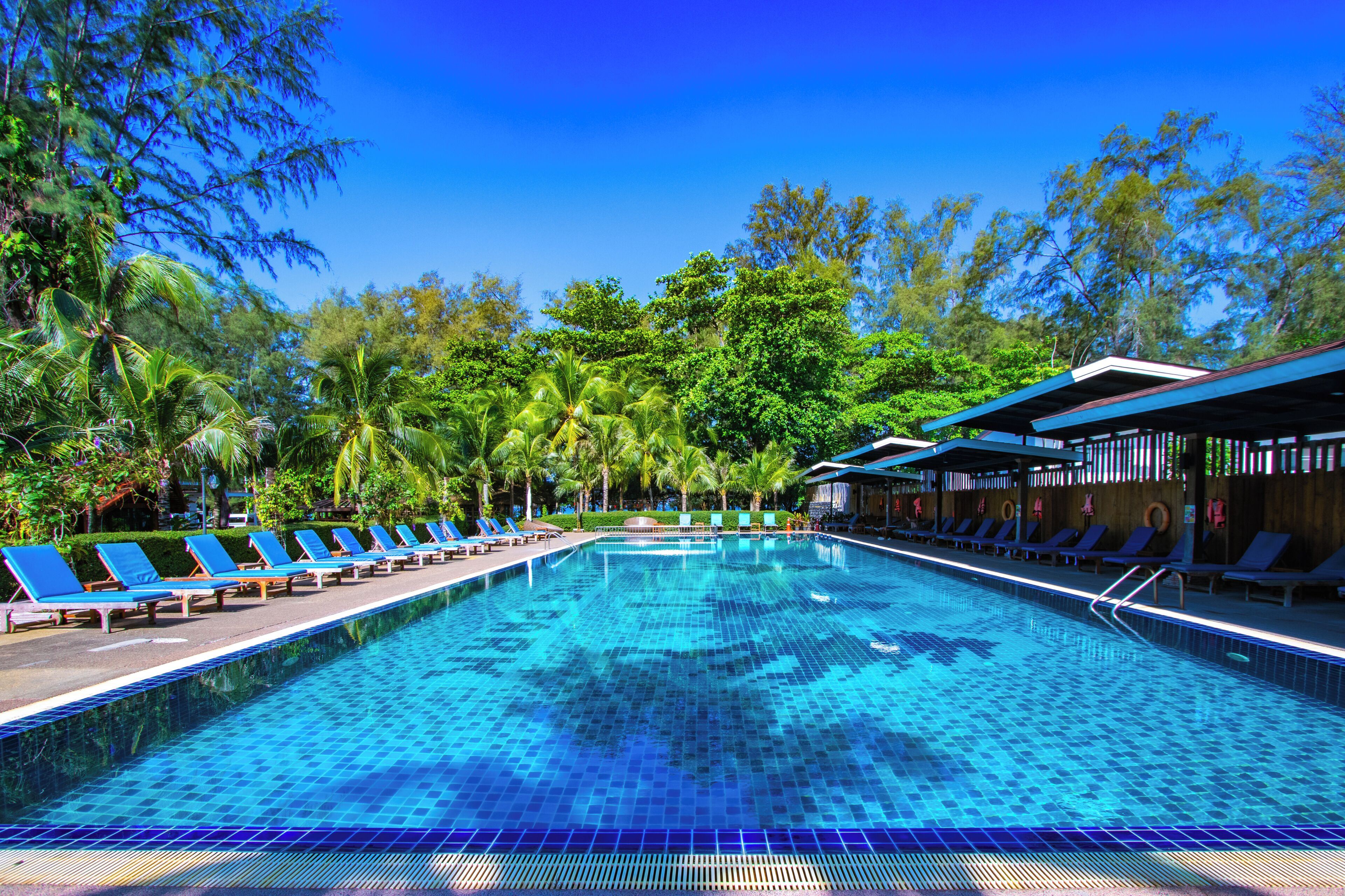 Una piscina al aire libre