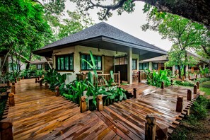 Minibar, caja de seguridad en la habitación y escritorio