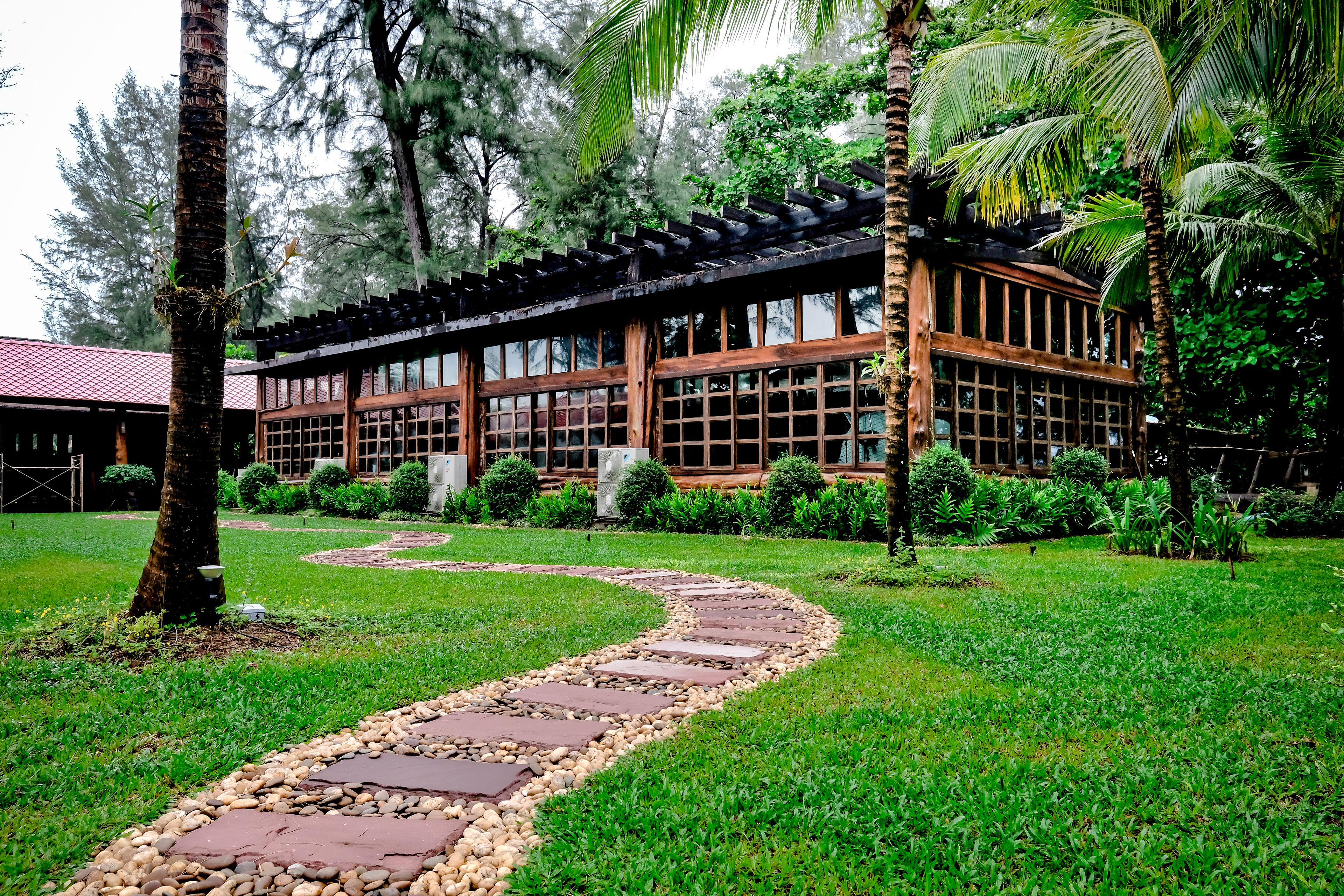 2 restaurants, breakfast, lunch, dinner served; international cuisine