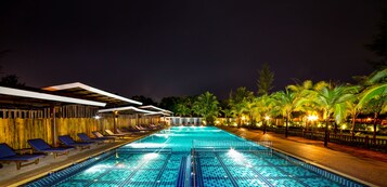 Una piscina al aire libre