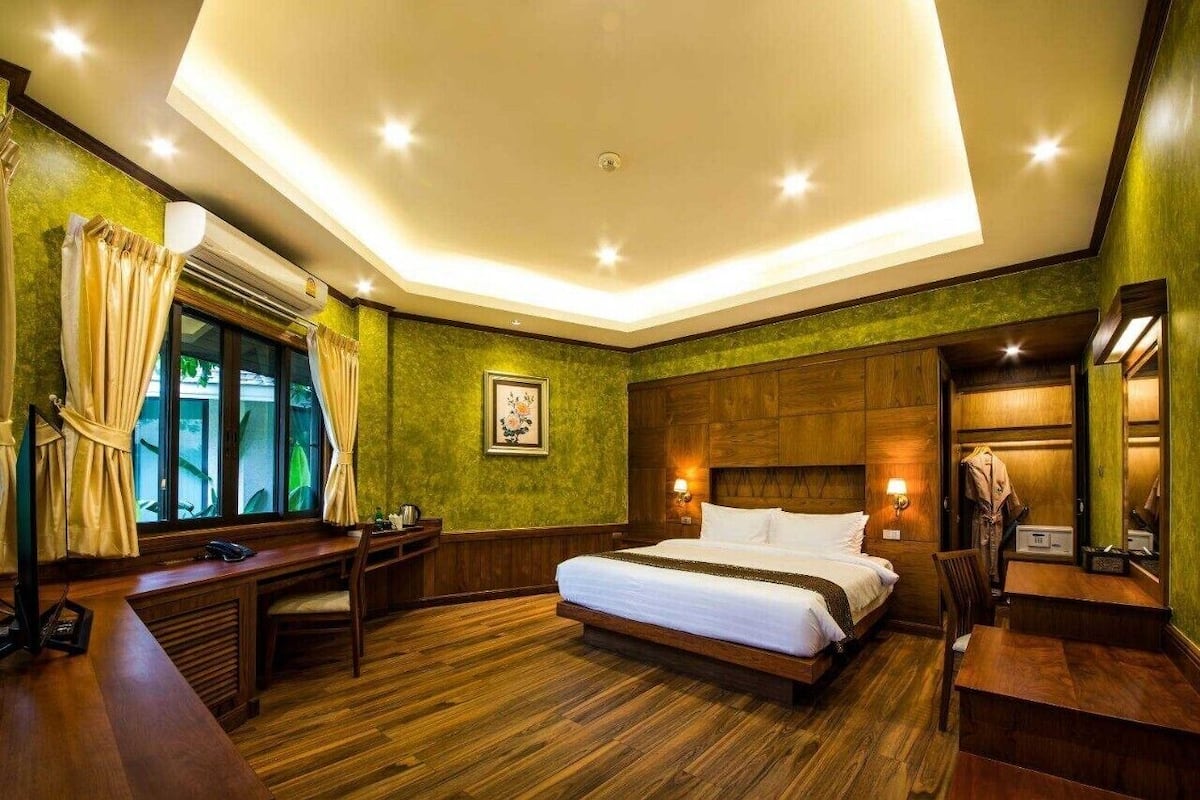 Premium bedding, down duvets, minibar, in-room safe