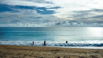 En la playa y playa de arena blanca