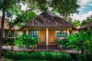 Habitación Deluxe | Minibar, caja de seguridad en la habitación y escritorio