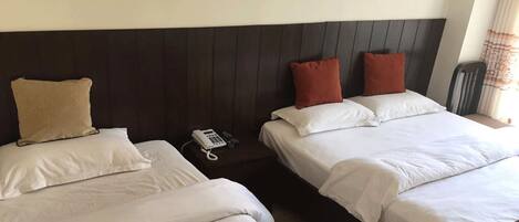 Deluxe Room, 1 King Bed | In-room safe, desk, soundproofing, free WiFi