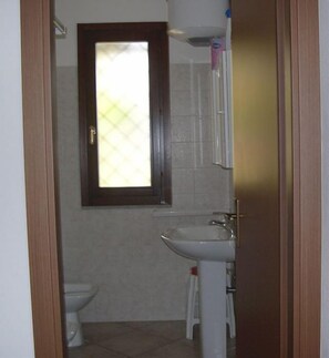 Shower, free toiletries, hair dryer, bidet