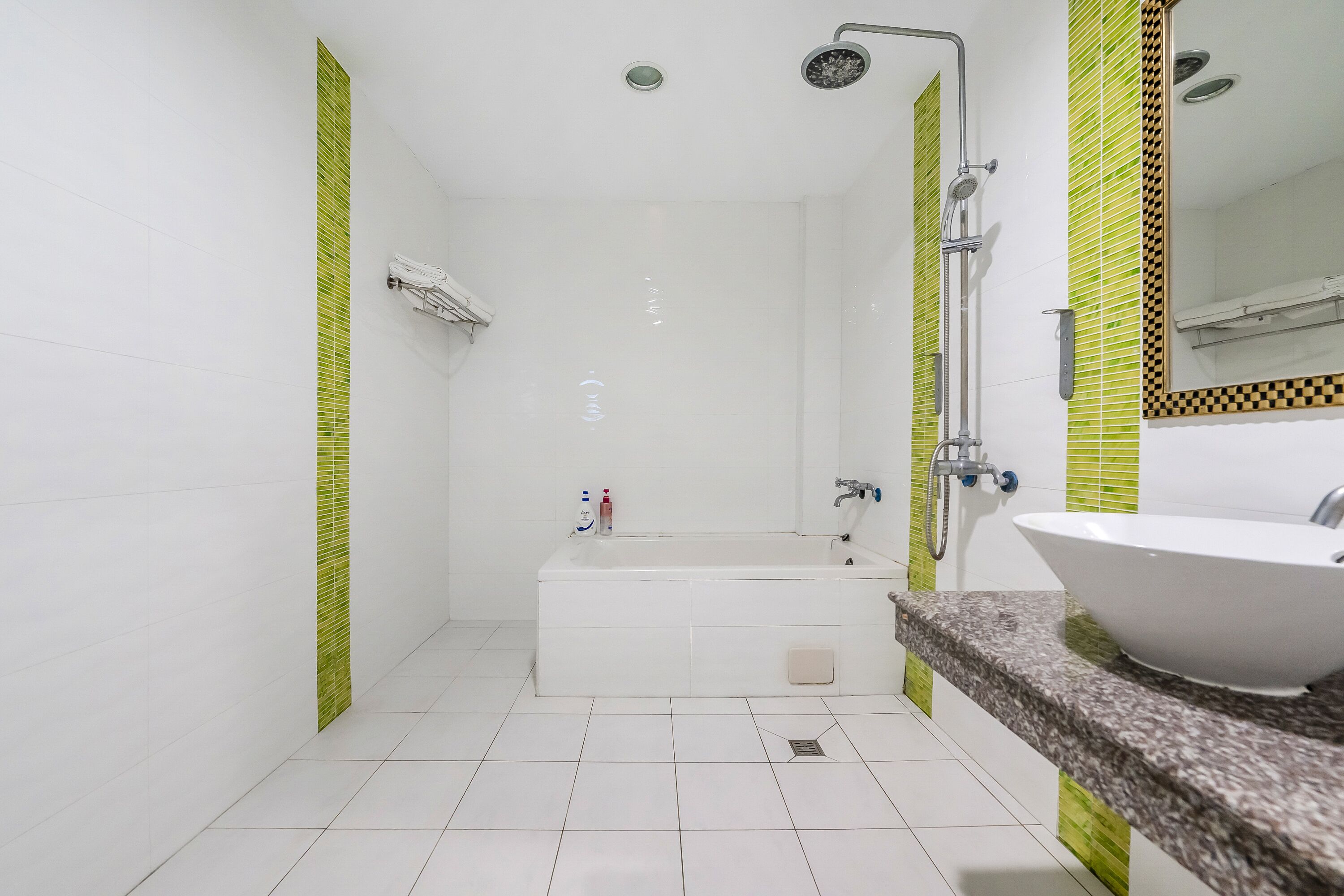 Une salle de bain moderne avec une baignoire, un grand lavabo et une douche.