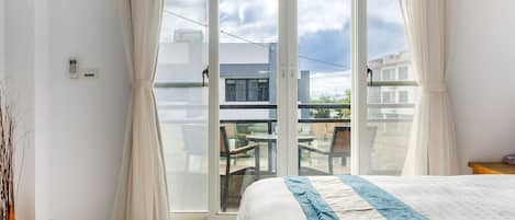 Blackout curtains, soundproofing, free WiFi