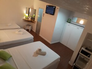 Chambre Familiale (Inner) | Coffres-forts dans les chambres, bureau, fer et planche à repasser