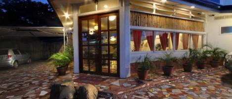 Facciata della struttura - sera/notte