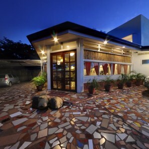 Façade de l’hébergement - soirée/nuit