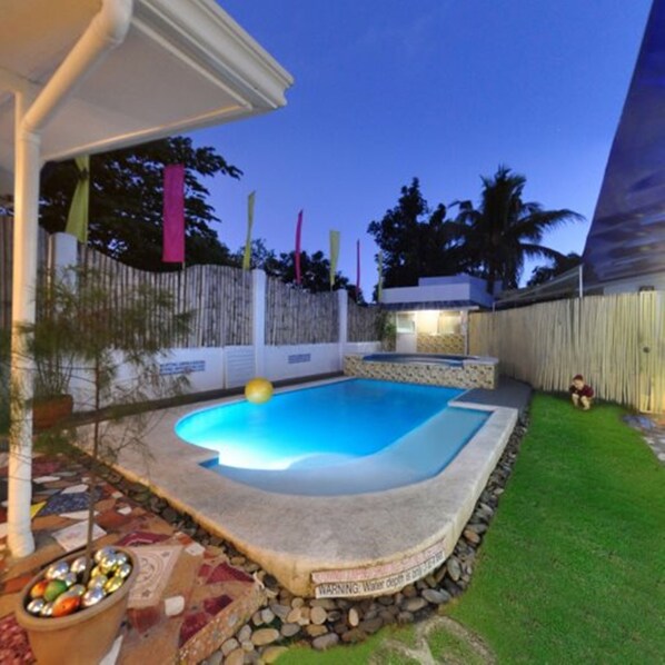 Piscine extérieure, parasols de plage