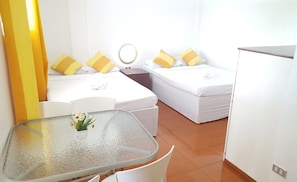 Superior-Vierbettzimmer, Poolseite | Zimmersafe, Schreibtisch, Bügeleisen/Bügelbrett