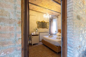 Deluxe Room | Egyptian cotton sheets, premium bedding, minibar, free WiFi - Casale Serena (Fabro)