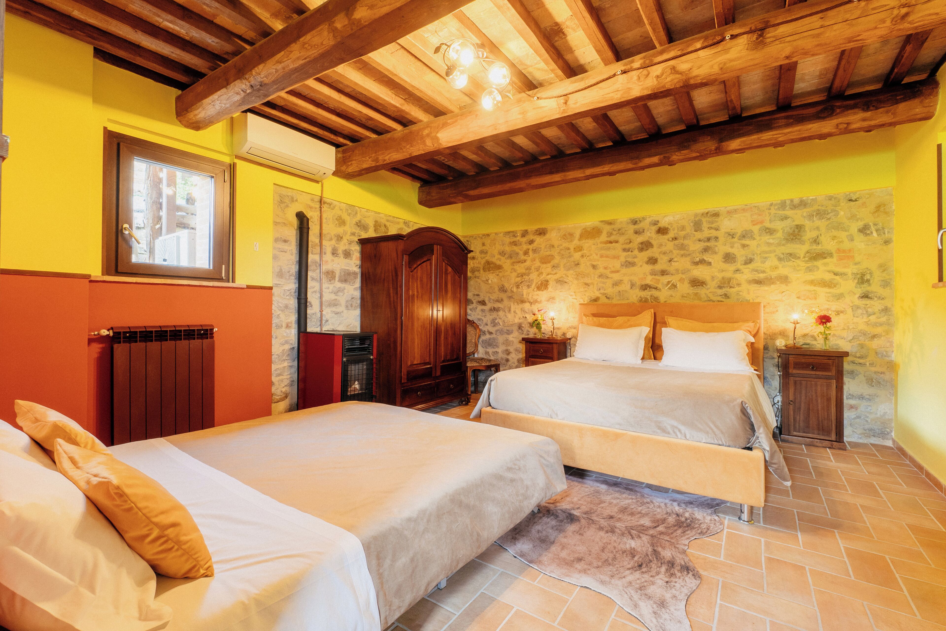 Neljän hengen huone | Egyptinpuuvillaiset lakanat, ylelliset vuodevaatteet, minibaari