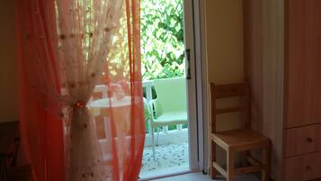 Studio | Desk, soundproofing, iron/ironing board, rollaway beds