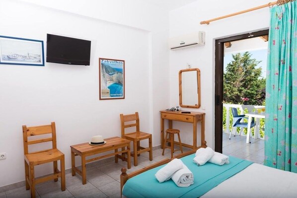 Studio | Schreibtisch, schallisolierte Zimmer, Bügeleisen/Bügelbrett