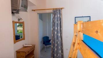 Apartment | Desk, soundproofing, iron/ironing board, rollaway beds