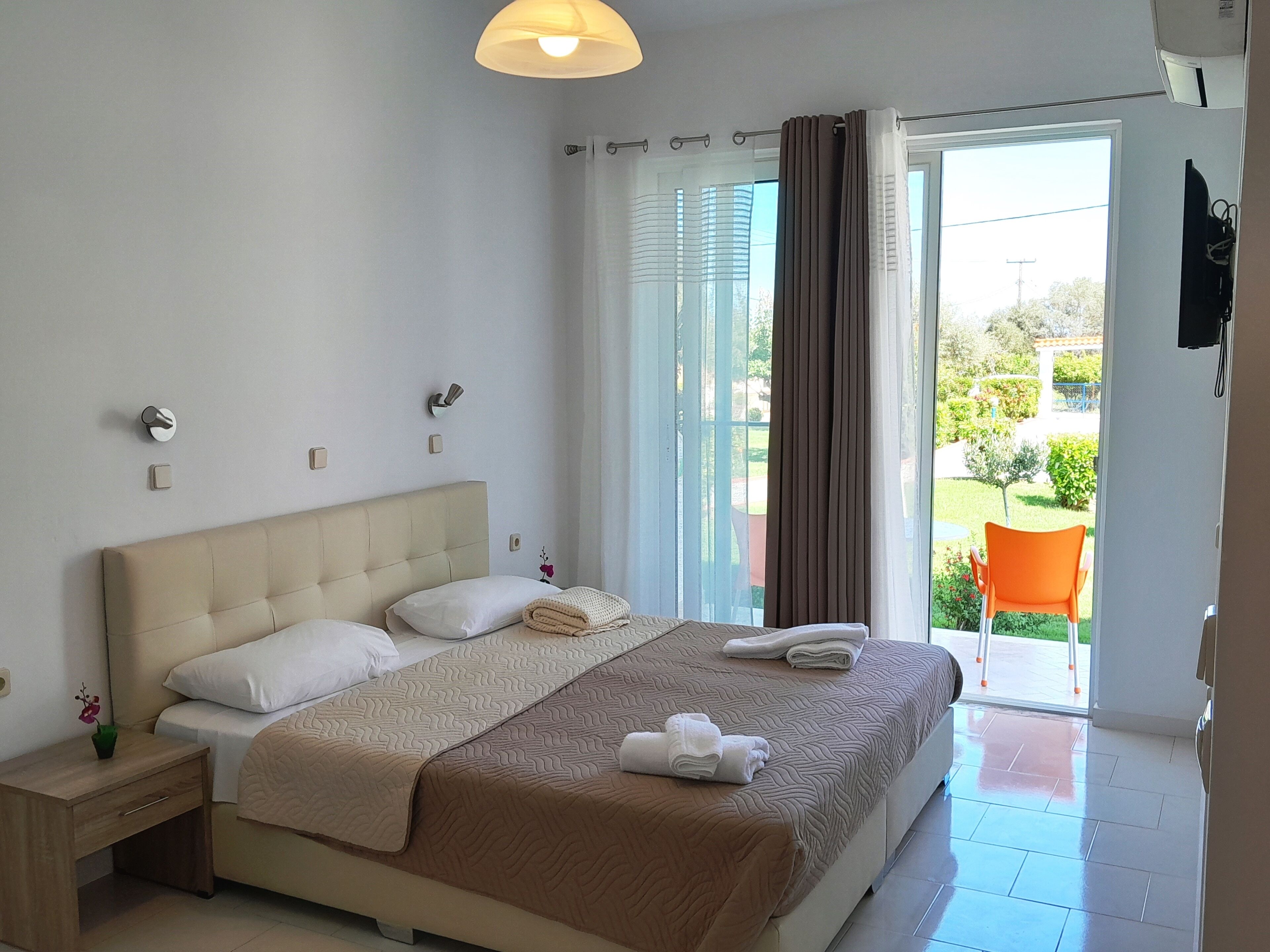 APARTMENT, 1 BEDROOM, VERANDA, GARDEN AND COUNTRY VIEW (2) | 高級寢具、特厚豪華床墊、獨特設計、獨特裝修