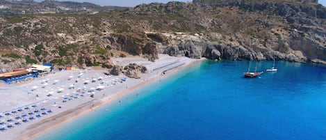 Am Strand, schwarzer Sandstrand