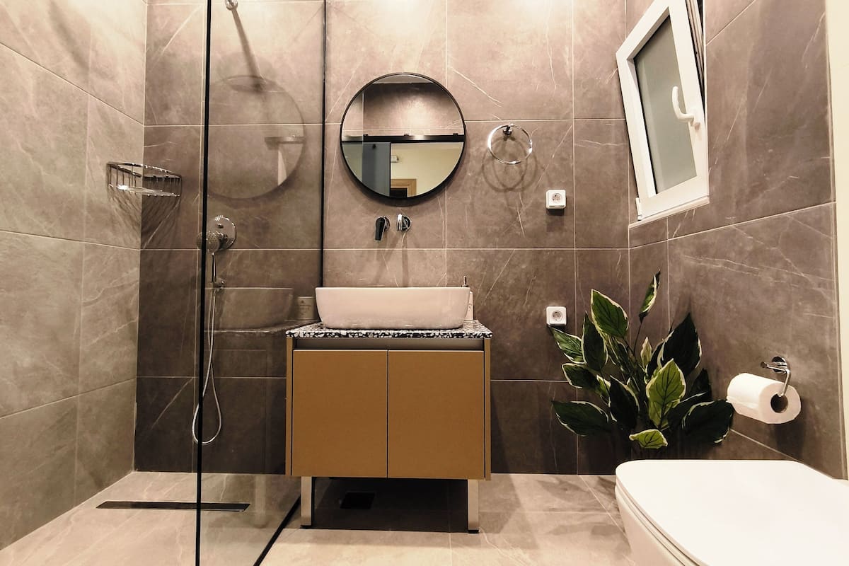 DELUXE-APARTMENT-2 BEDROOM-2 BATHROOMS- VILLAGE-MOUNTAIN VIEW | Bagno | Doccia, soffione a pioggia, set di cortesia gratuito, asciugacapelli