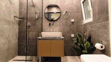 DELUXE-APARTMENT-2 BEDROOM-2 BATHROOMS- VILLAGE-MOUNTAIN VIEW | Bathroom | Shower, rainfall showerhead, free toiletries, hair dryer