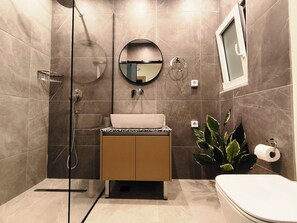 DELUXE-APARTMENT-2 BEDROOM-2 BATHROOMS- VILLAGE-MOUNTAIN VIEW | Badeværelse | Bruser, brusehoved med spredningseffekt, gratis toiletartikler