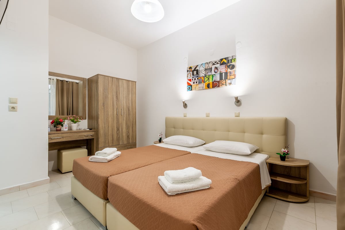 APARTMENT, 1 BEDROOM, VERANDA, COURTYARD-MOUNTAIN VIEW | Hochwertige Bettwaren, Pillowtop-Betten, Schreibtisch