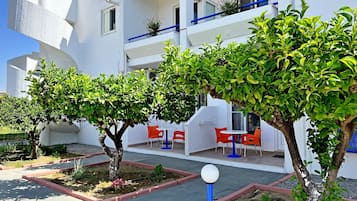 APARTMENT, 1 BEDROOM, VERANDA, COURTYARD VIEW | Vista do quarto