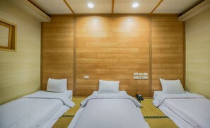 Blackout drapes, iron/ironing board, free WiFi, bed sheets - Empire Hotel (Taipei)
