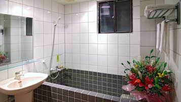 Tina con regadera, tina profunda, amenidades de baño gratuitas
