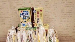 A display of packaged sandwiches and two boxes of instant noodles. - Empire Hotel (Taipei)