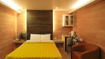 Habitación estándar doble, vistas a la montaña | Cortinas opacas, tabla de planchar con plancha, wifi gratis