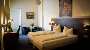 Kahden hengen classic-huone (kaksi sänkyä) | Ylelliset vuodevaatteet, työpöytä, silitysrauta/-lauta