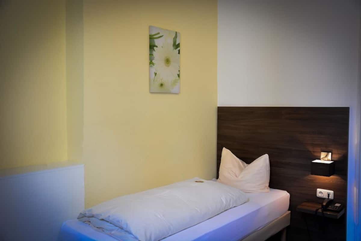Quarto solteiro clássico | Roupas de cama premium, escrivaninha, ferros/tábuas de passar roupa