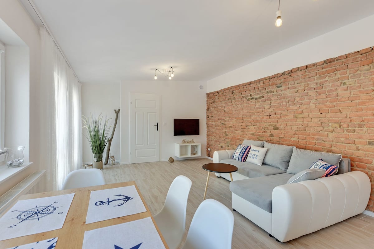 Appartement, 2 chambres | Aire de séjour | Téléviseur à écran plat de 30 po avec télévision par câble, téléviseur